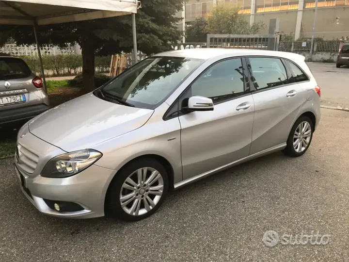 Mercedes-Benz B 180