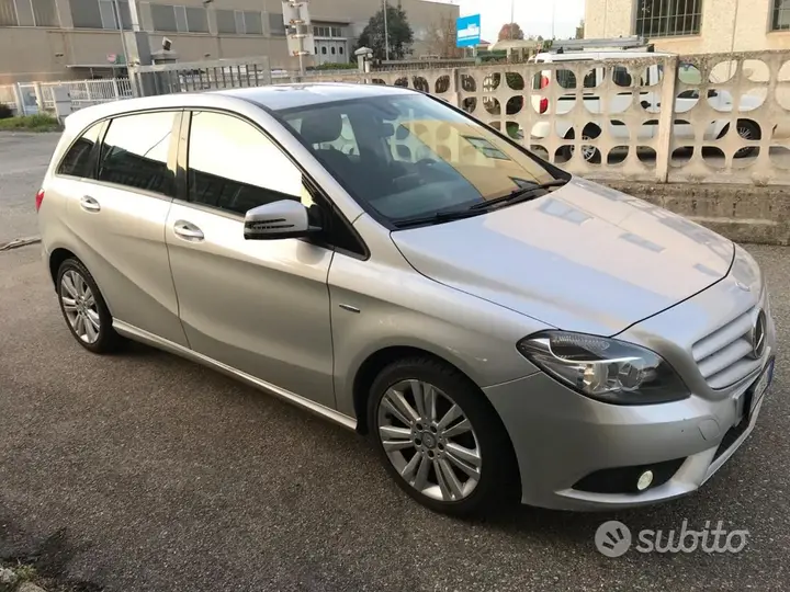 Mercedes-Benz B 180 2012 photo 2