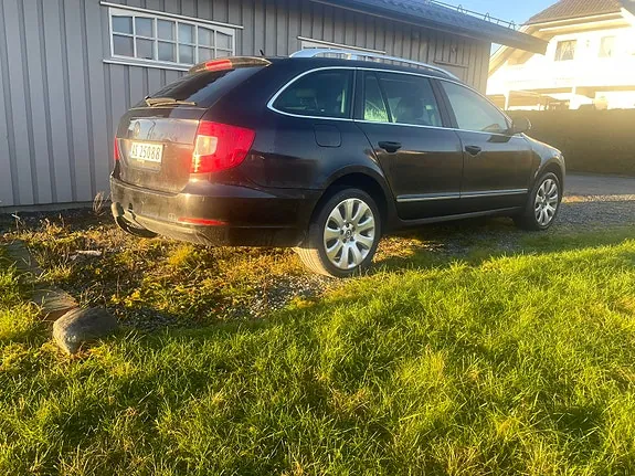 Skoda Superb 2010 photo 5