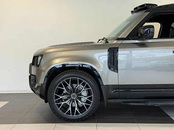Land Rover Defender 110 2025 photo 3