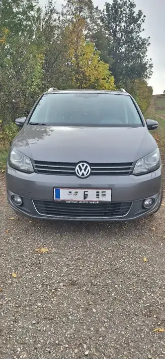 Volkswagen Touran 2011 photo 2