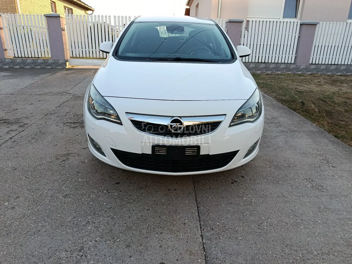 Opel Astra J 2010 photo 3