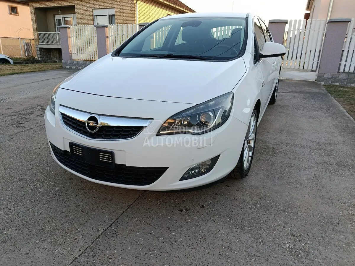 Opel Astra J 2010 photo 2