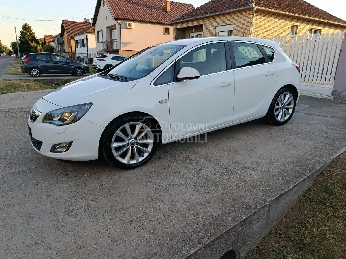 Opel Astra J 2010 photo 5