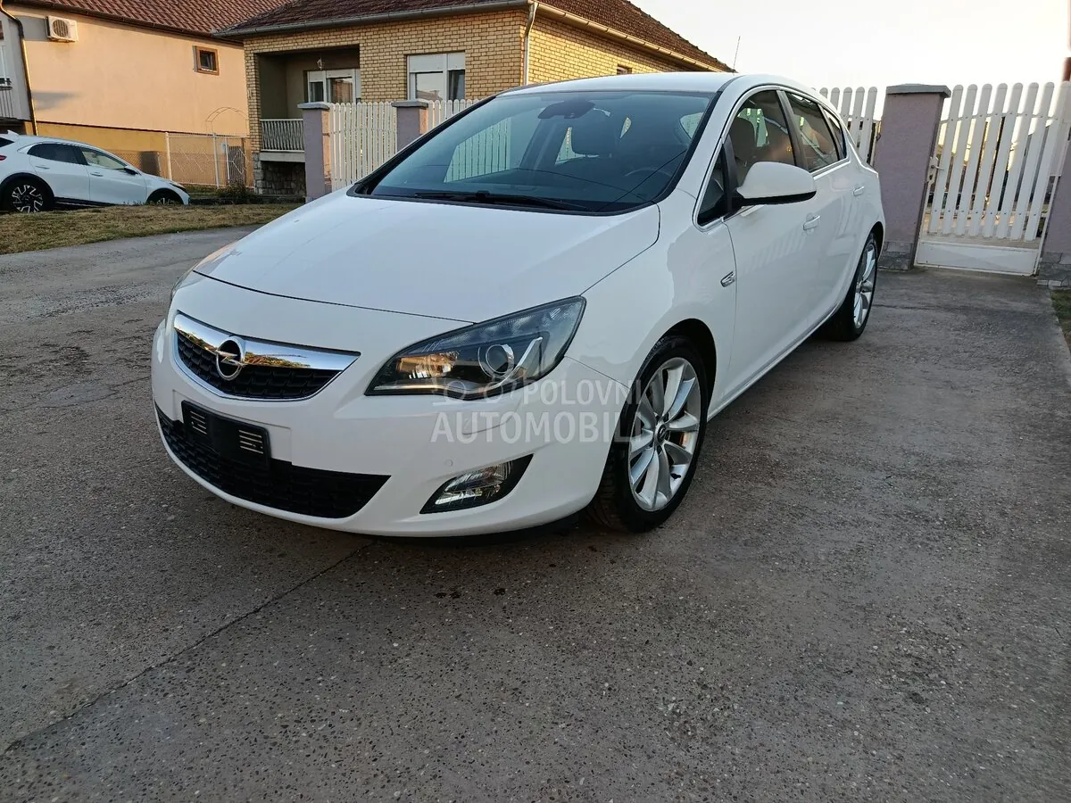 Opel Astra J 2010 photo 4