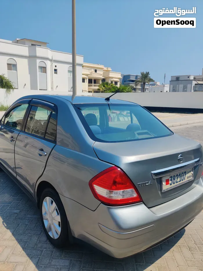 Nissan Tiida 2011 photo 2