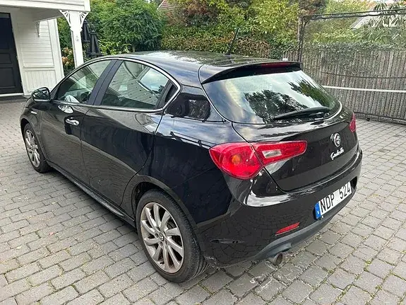 Alfa Romeo Giulietta 2013 photo 2