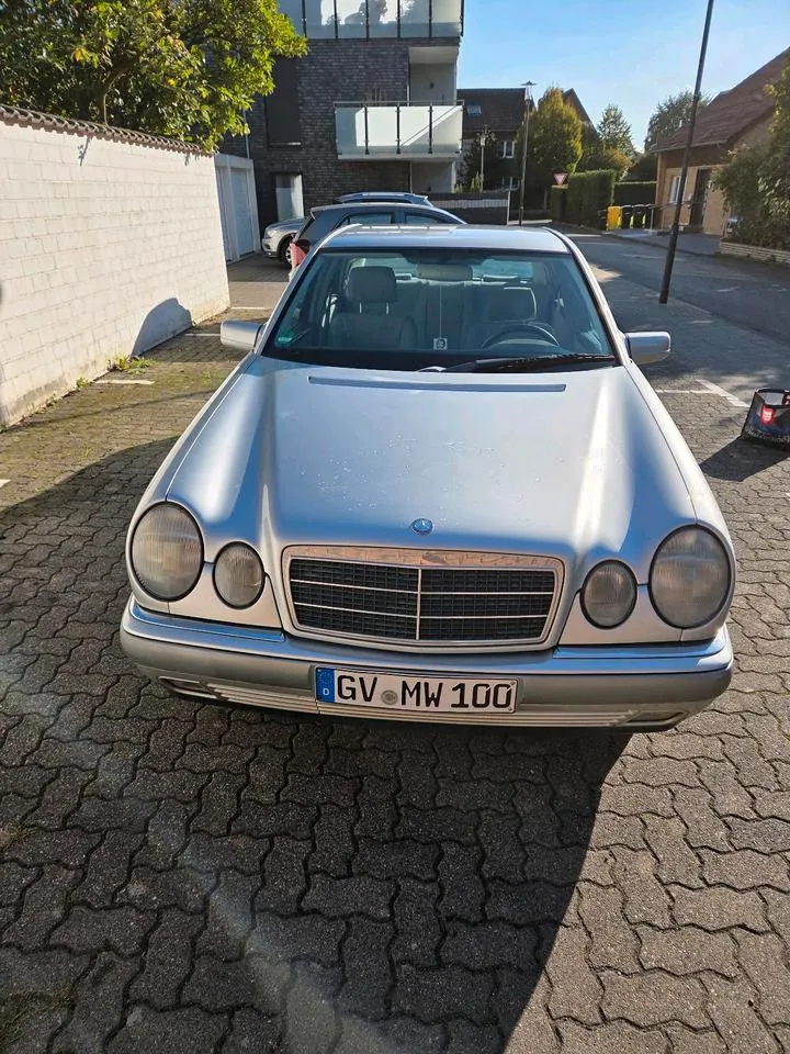 Mercedes-Benz W210