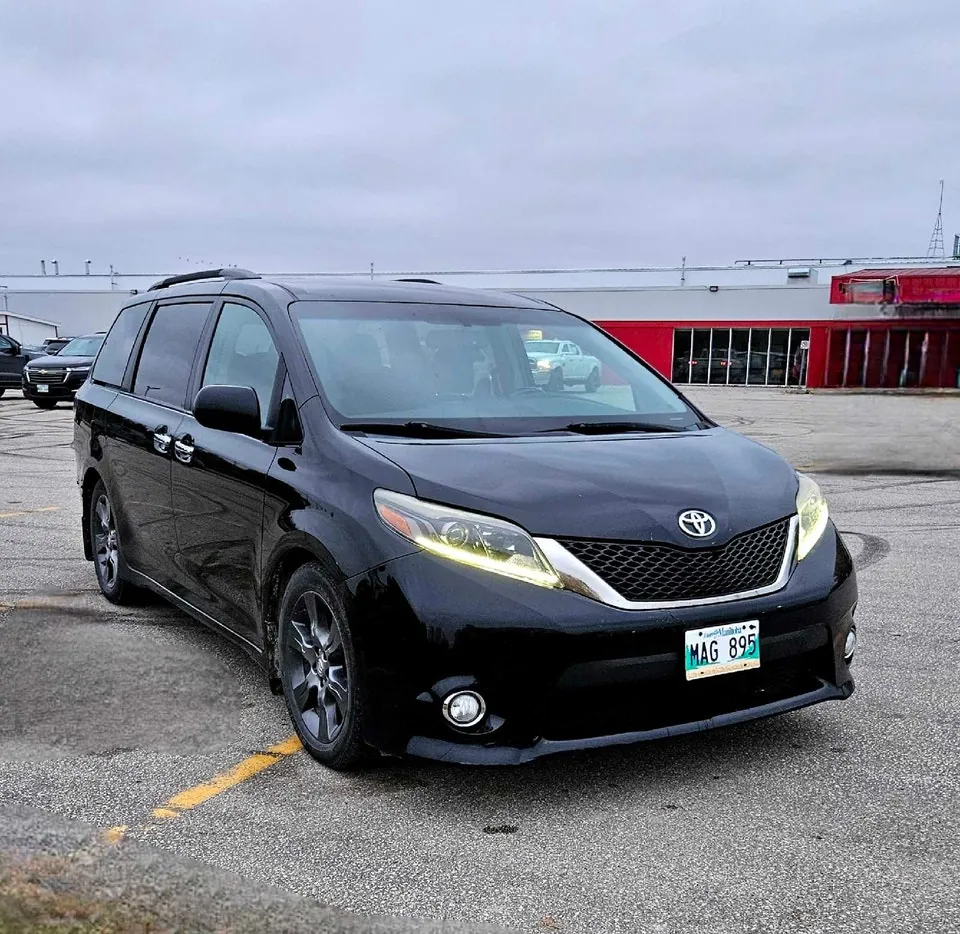 Toyota Sienna 2015 photo 2