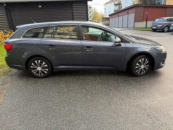Toyota Avensis 2012 photo 2
