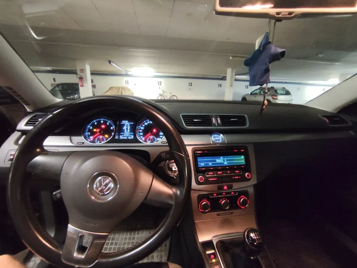 Volkswagen Passat 2012 photo 2