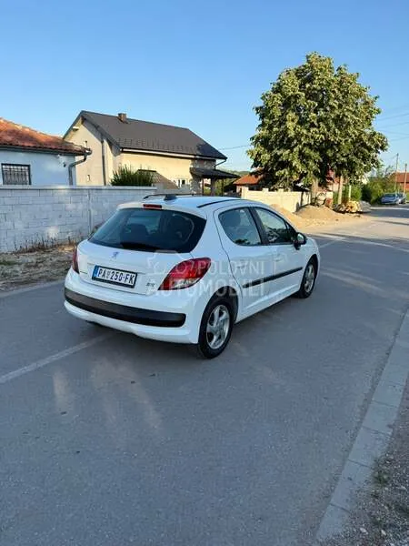 Peugeot 207 2010 photo 5