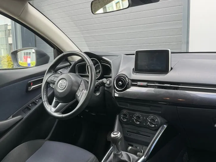 Mazda 2 2015 photo 2