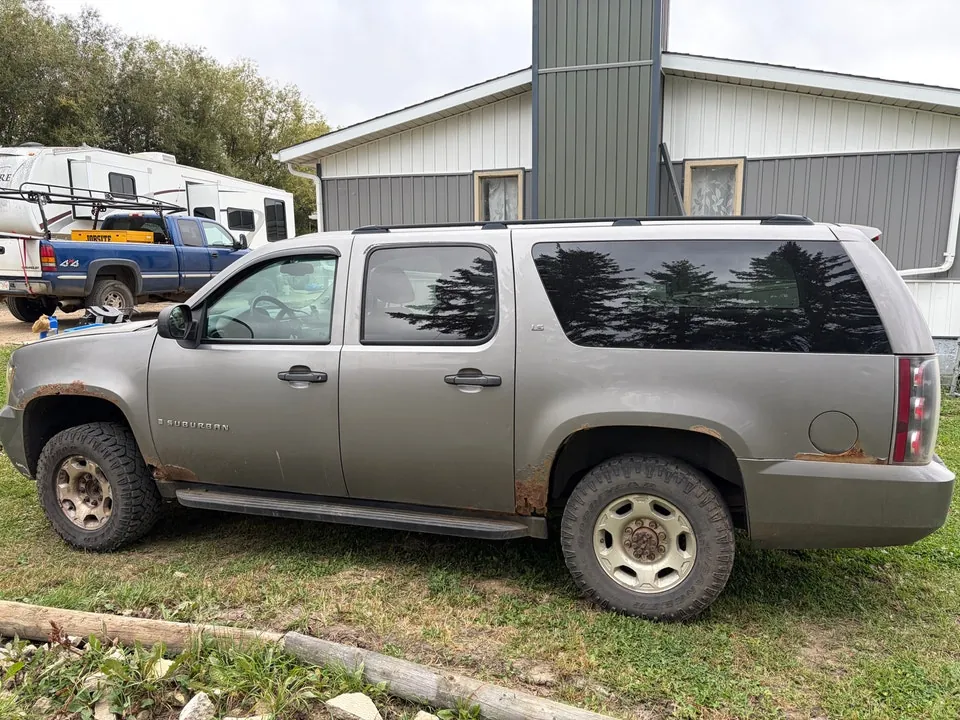 Chevrolet Suburban 2008 photo 2