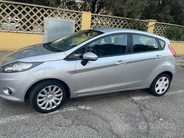 Ford Fiesta 2011 photo 2