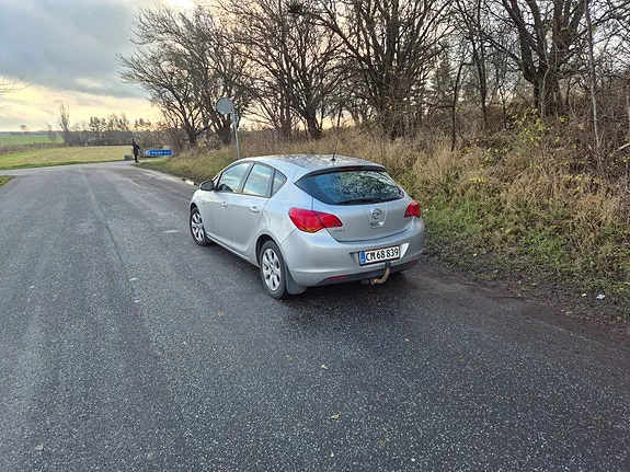 Opel Astra 2010 photo 4