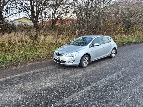 Opel Astra 2010 photo 2