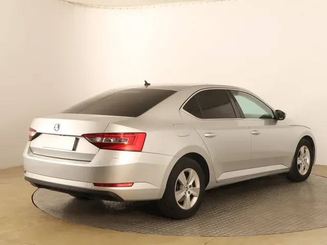 Skoda Superb 2016 photo 4