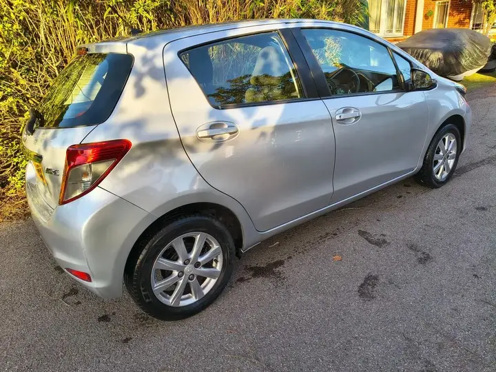 Toyota Yaris 2011 photo 4