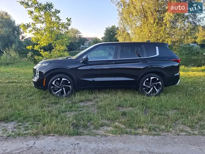 Mitsubishi Outlander 2023 photo 2