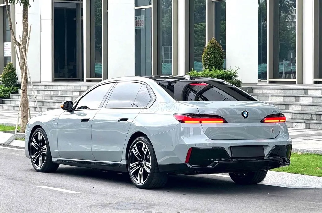 BMW 735I 2023 photo 4