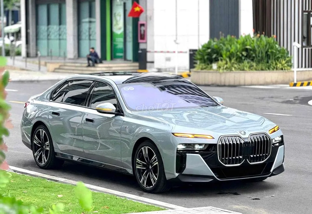BMW 735I 2023 photo 2