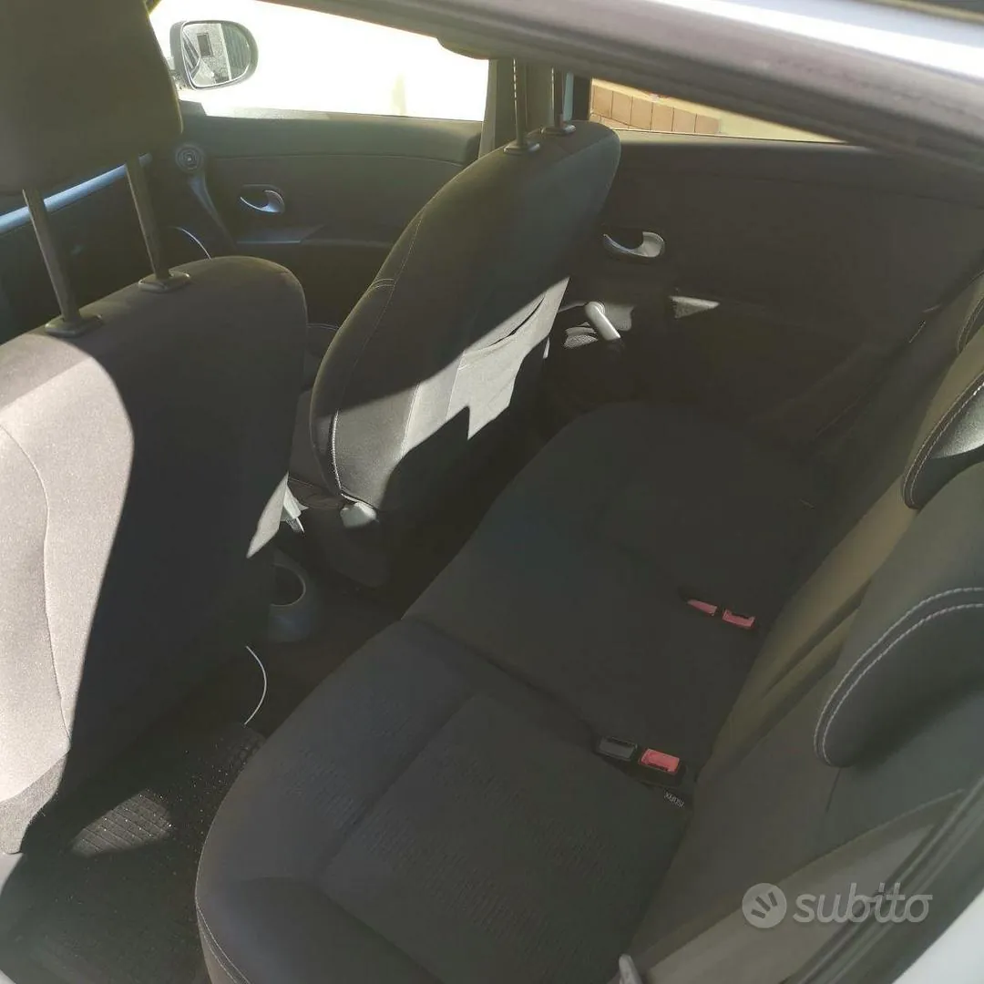 Renault Clio 2009 photo 4