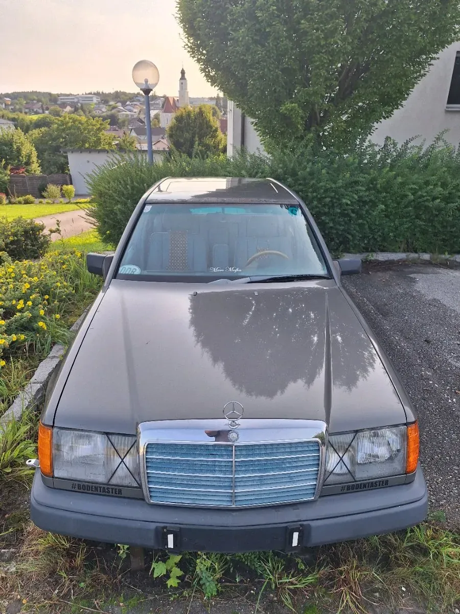 Mercedes-Benz E-Class 1989 photo 3