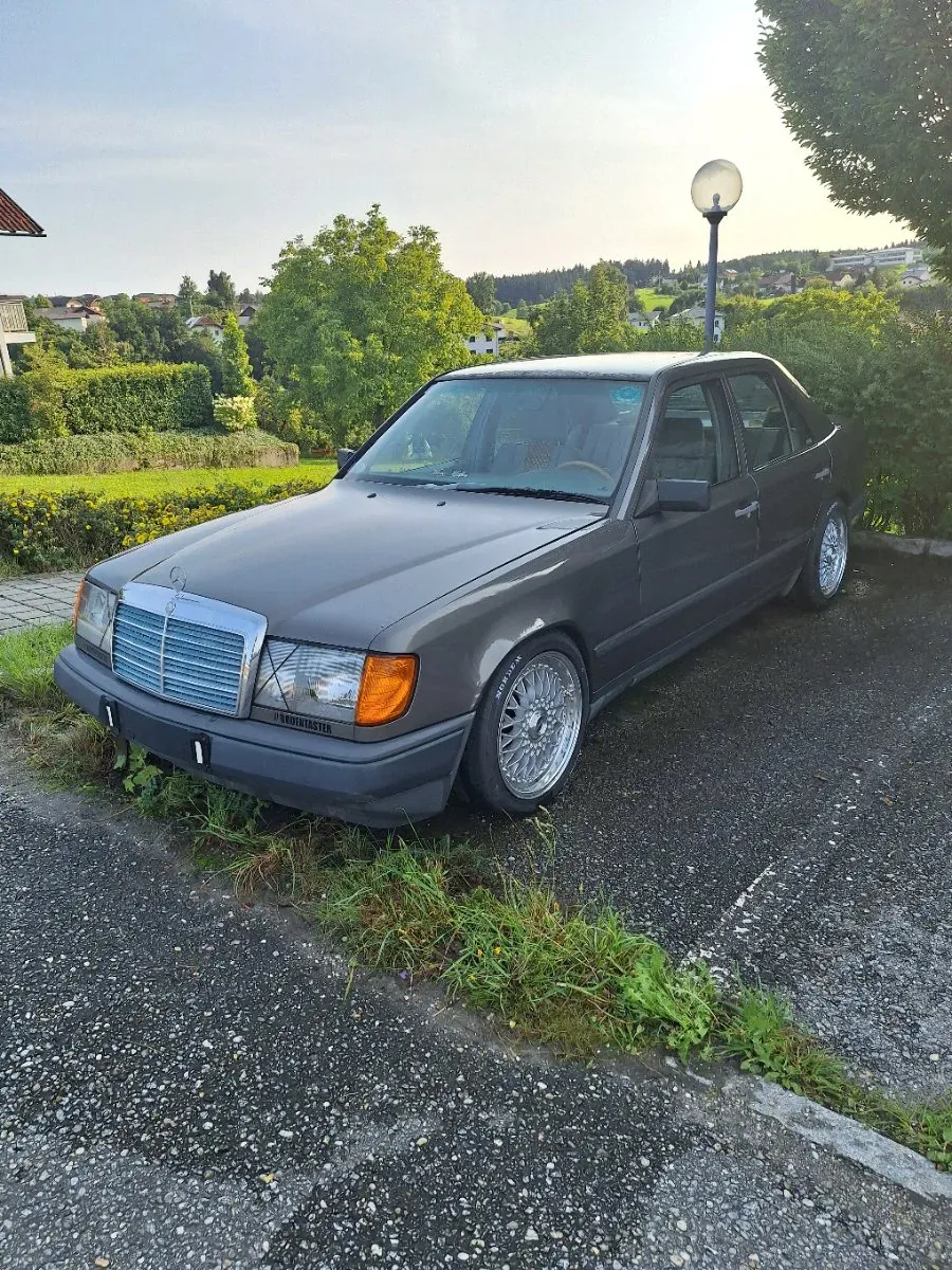 Mercedes-Benz E-Class 1989 photo 2