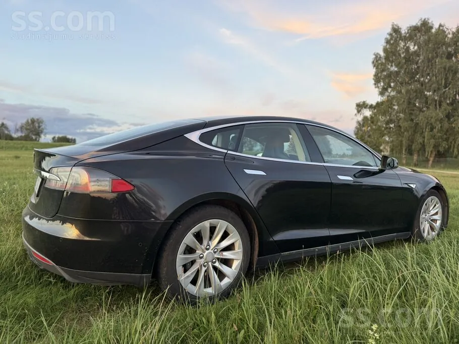 Tesla Model S 2015 photo 2