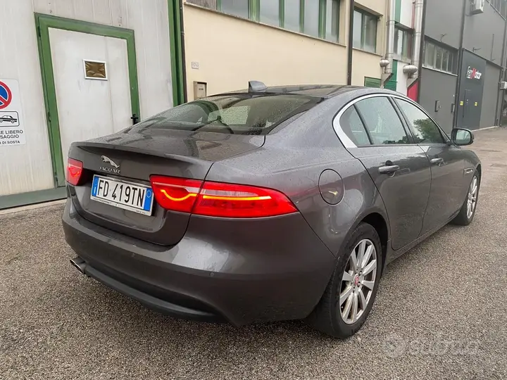 Jaguar Xe 2016 photo 4