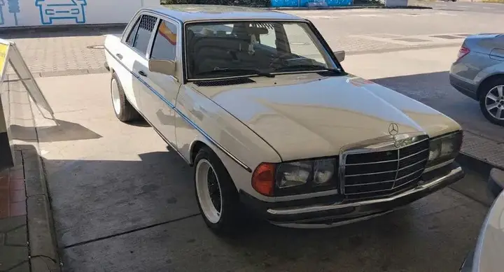 Mercedes-Benz E 230