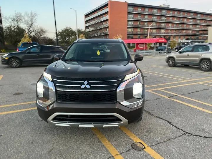 Mitsubishi Outlander 2022 photo 2