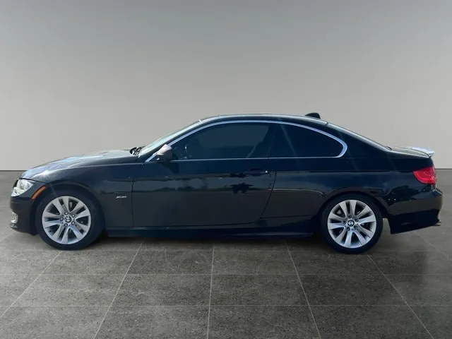 BMW 3 Series 2011 photo 2
