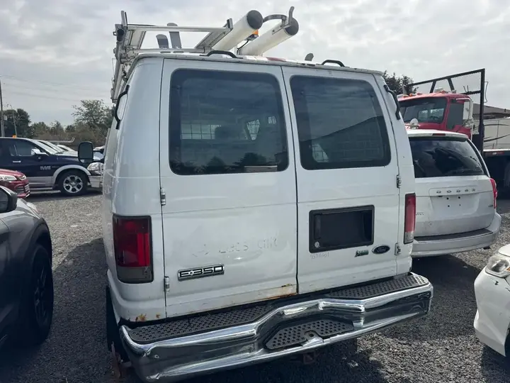 Ford E-Series Van 2010 photo 4