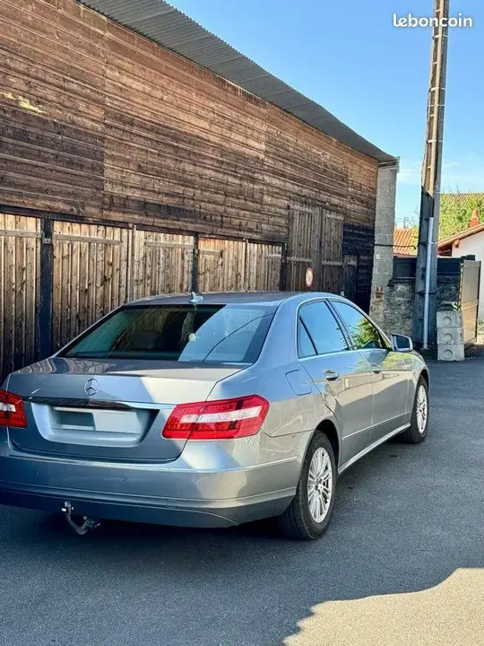 Mercedes-Benz E-Class 2011 photo 2