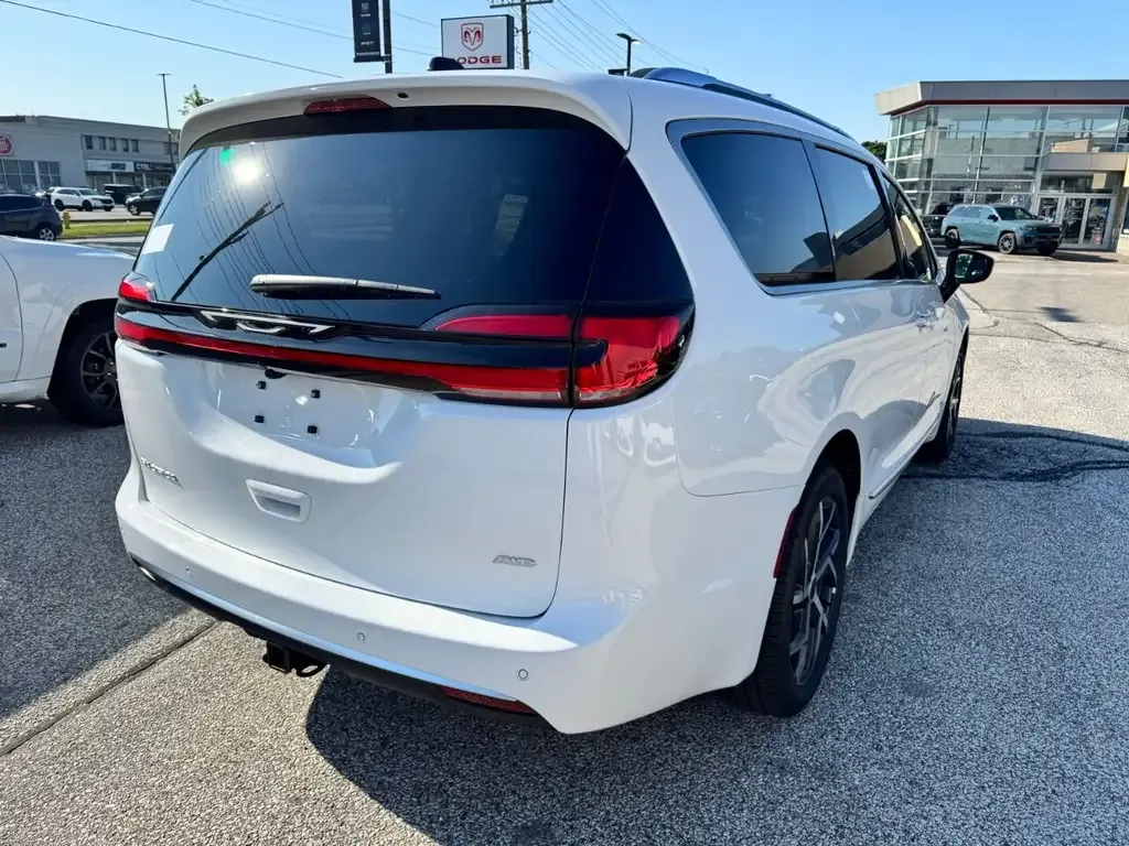 Chrysler Pacifica 2027 photo 4