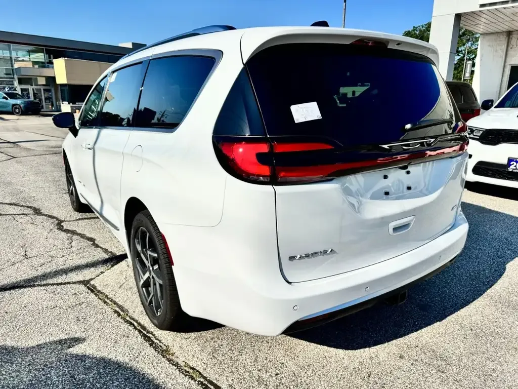 Chrysler Pacifica 2027 photo 3