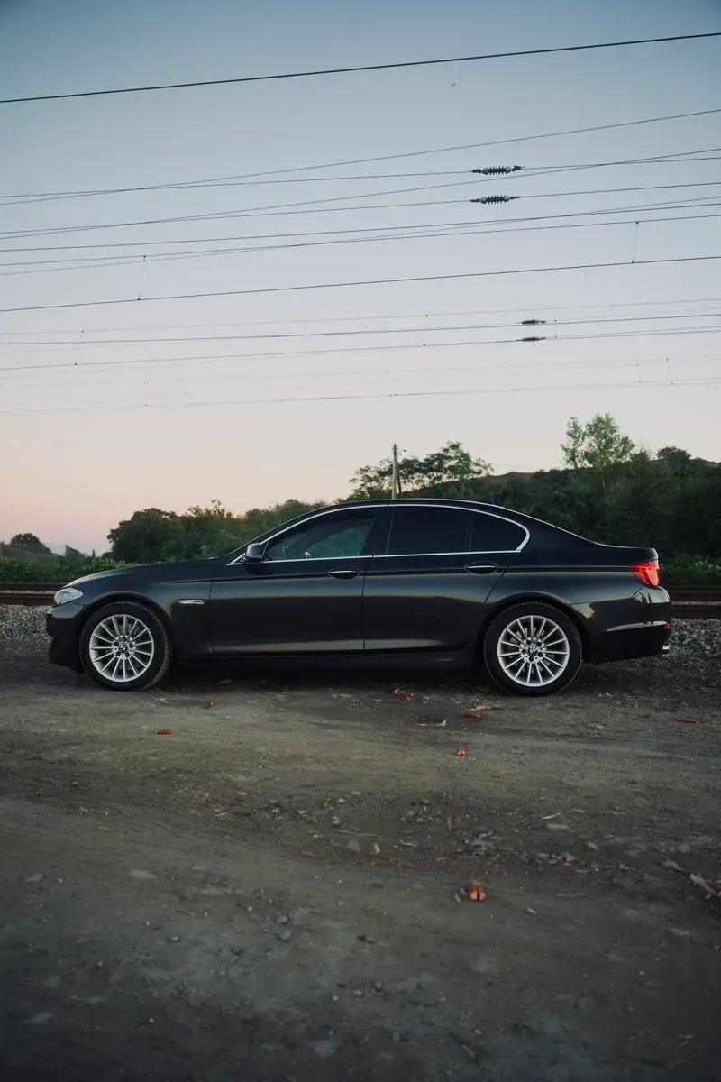 BMW 5 Series 2012 photo 2