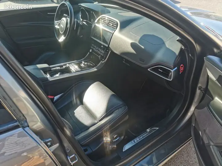 Jaguar Xe 2019 photo 2