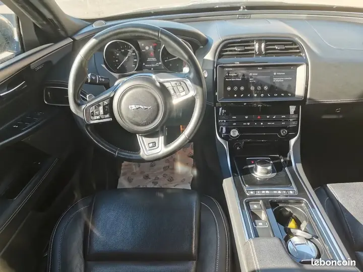 Jaguar Xe 2019 photo 4