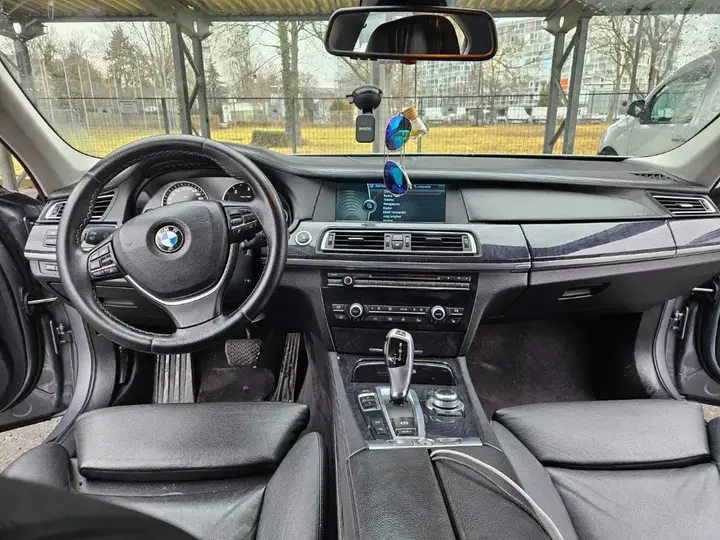 BMW 7 Series 2009 photo 3