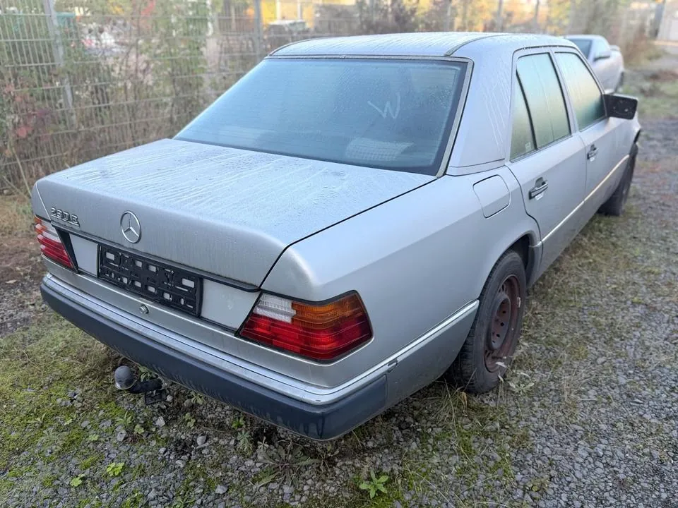 Mercedes-Benz 230 E