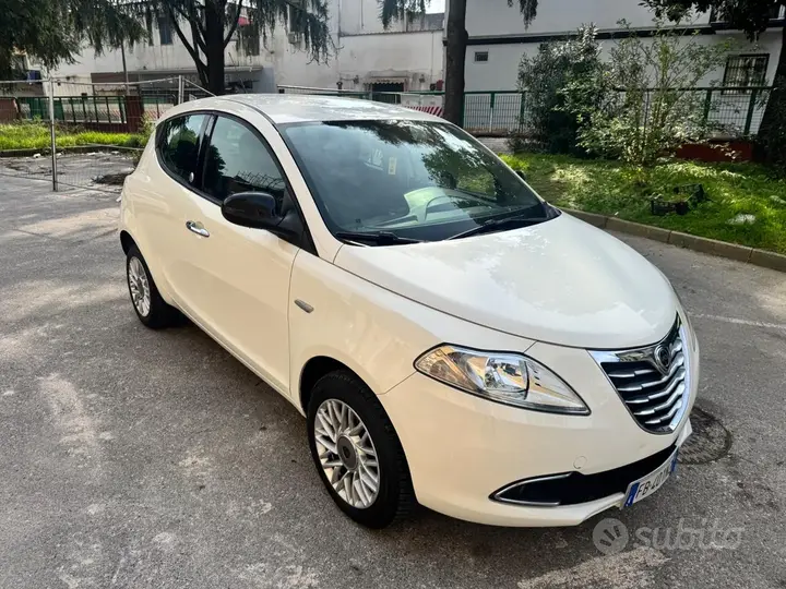 Lancia Ypsilon