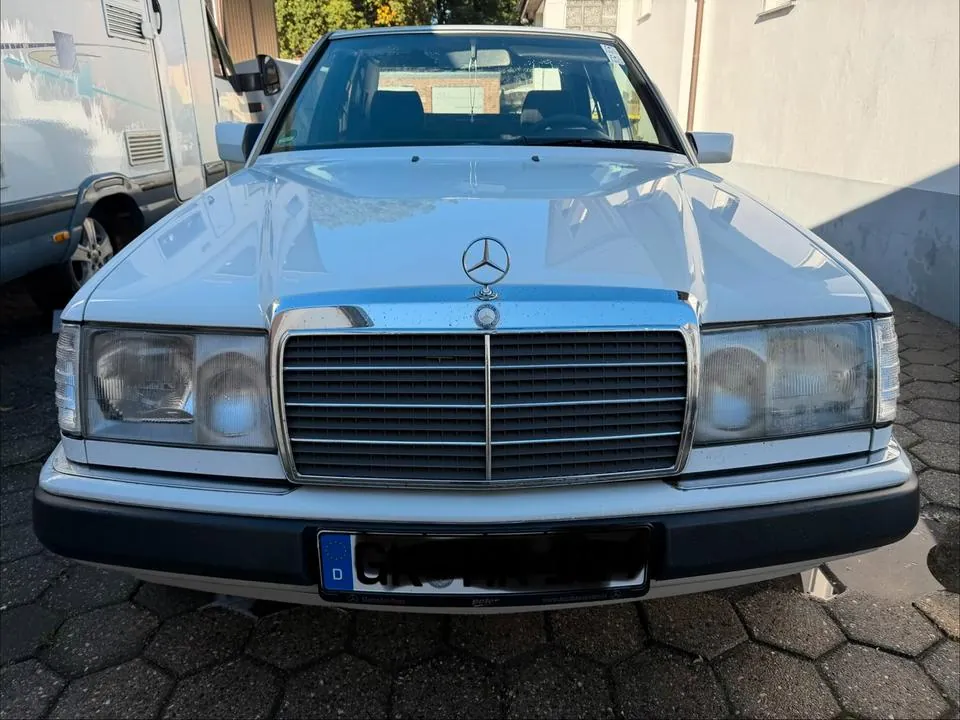 Mercedes-Benz 230 E