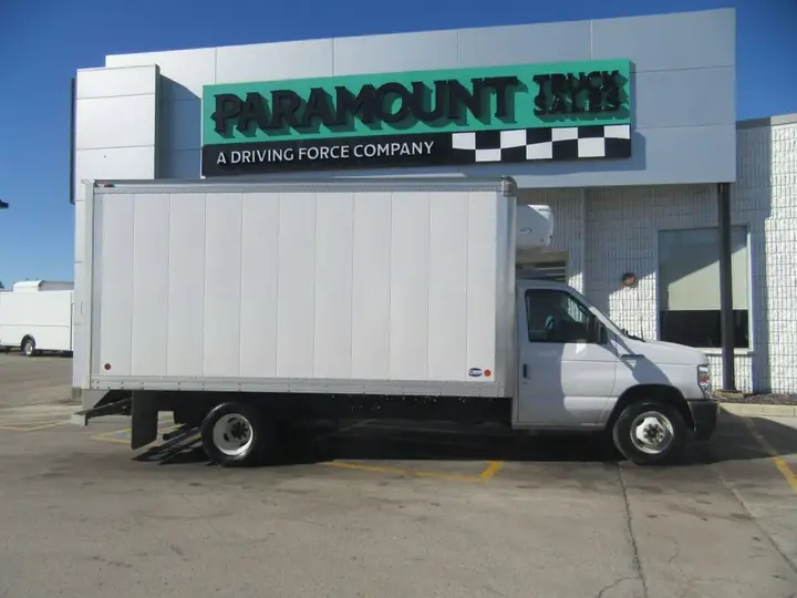 Ford E-450 2023 photo 2