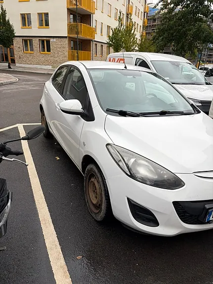 Mazda 2 2011 photo 3