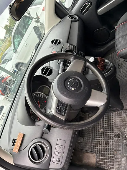 Mazda 2 2011 photo 4