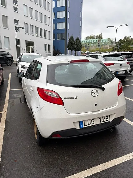 Mazda 2 2011 photo 2