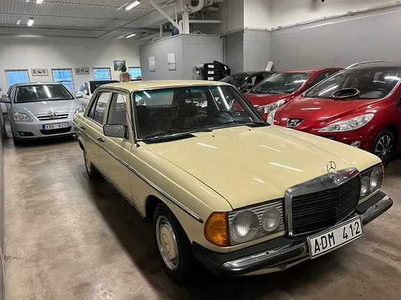 Mercedes-Benz 200 1982 photo 3